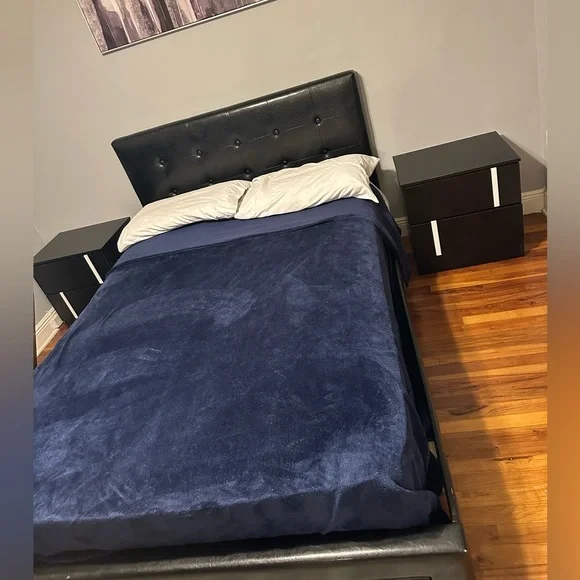 Es una cama casi nueva en buenas condiciones, viene con las dos mesitas de noche