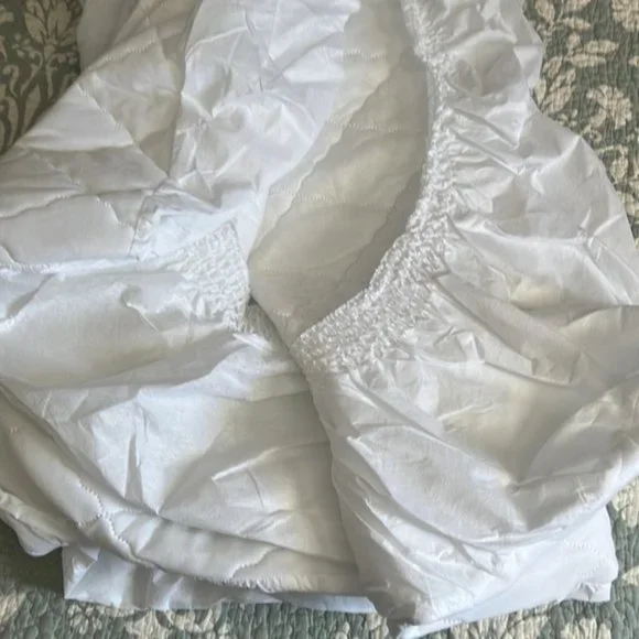 NWOT Queen size mattress cover