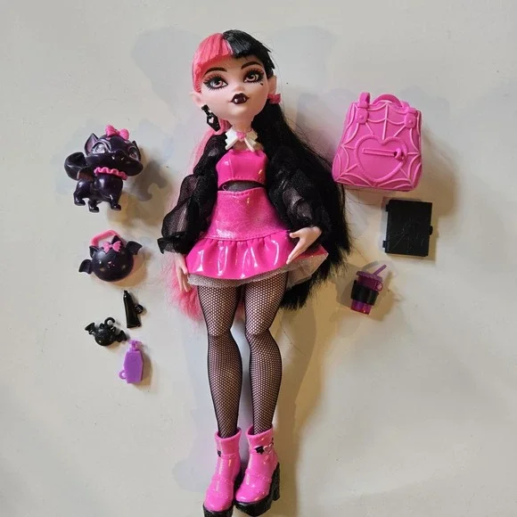 Monster High Draculaura Fashion Doll with Pet Count‎ Fabulous and Accessories