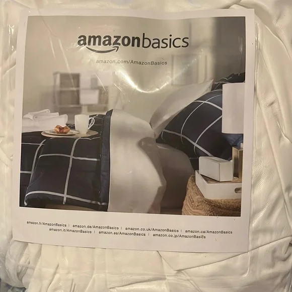 Amazon Basics Zipper-Enclosed Waterproof Mattress Cover