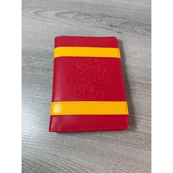 Universal Studios‎ Harry Potter Gryffindor Passport Holder/ Wallet