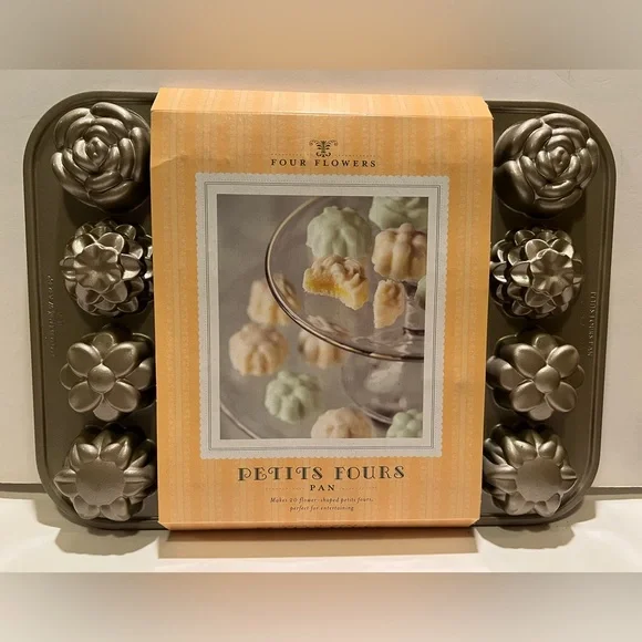NWT WILLIAMS-SONOMA FOUR FLOWERS PETITS FOURS PAN.