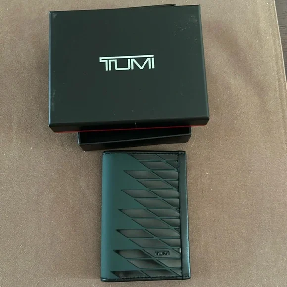 NWT Tumi Alpha multi window card case