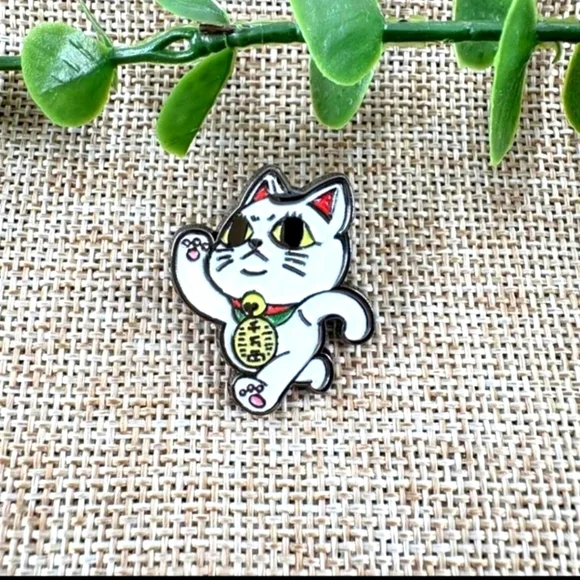 Lucky Cat Enamel Pin - White and Black Dandadan Funny Anime Manga Turbo Granny
