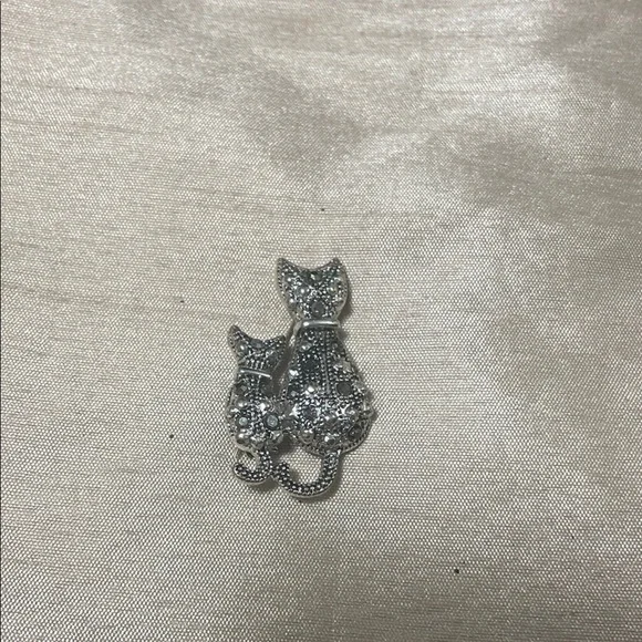 Elegant Silver Cat and Kitten Brooch