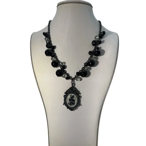 Vintage Signed Pier 1 Silver Tone‎ Halloween Cat Cameo Pendant Beaded Necklace