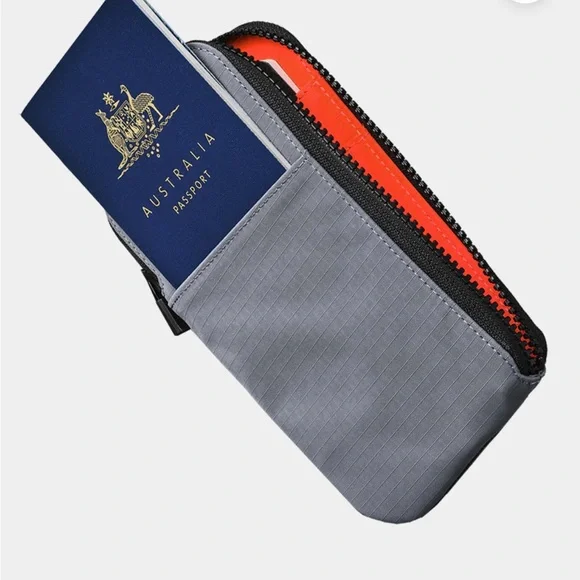 NWT Alpaka Zip Travel Wallet A3
