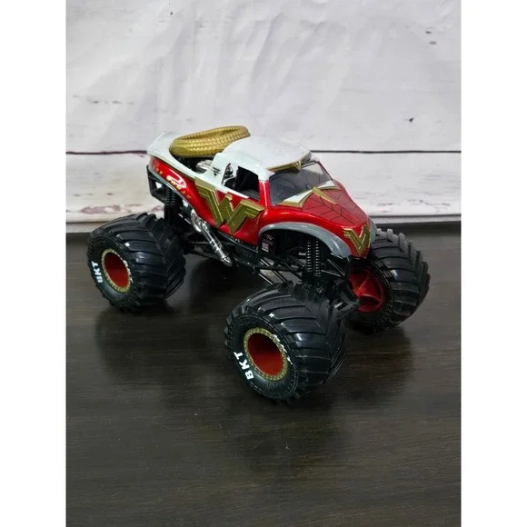 Monster Jam Wonder Woman 1:24 Truck DC Comics Mattel BKT Tires 2019