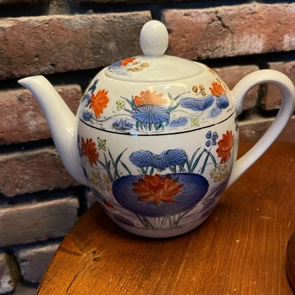 Williams Sonoma hand painted tea pot in excellent condition