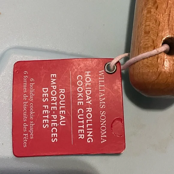 Williams Sonoma Holiday Rolling Cookie Cutter with Red Tag -S