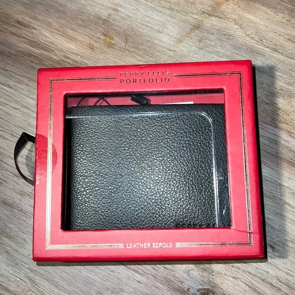 NWT Perry Ellis Bilfold