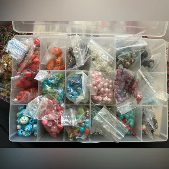 HUNDREDS OF BEADS FOR JEWELRY MAKING GLASS PEARL GEMSTONES
