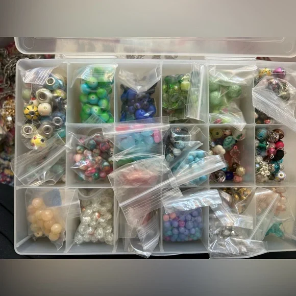 HUNDREDS OF BEADS FOR JEWELRY MAKING GEMS PEARLS HAND PAINTED