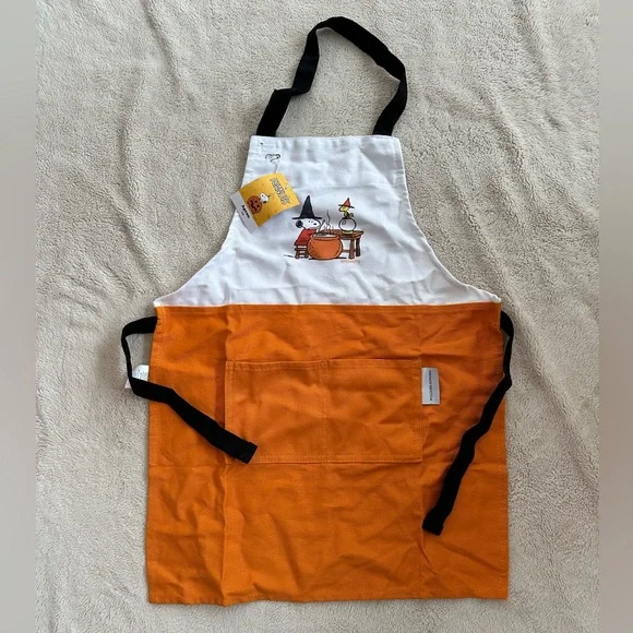 NWT Williams Sonoma Halloween Peanuts Snoopy Children’s Apron