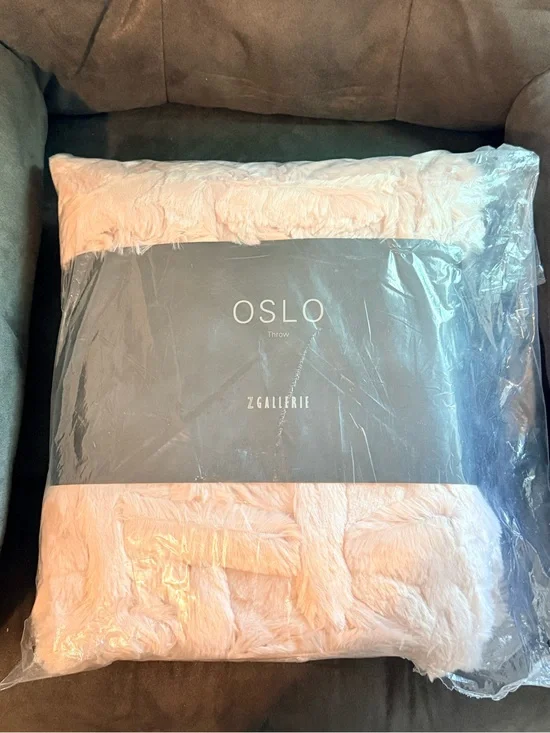 NWT Z Gallerie Oslo Faux Fur Throw - Blush Pink