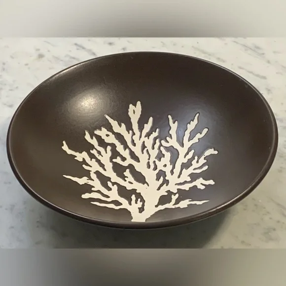 Z GALLERIE CORAL LEAF SOUP BROWN WITH CREAM 7.25 IN NEW ROUND