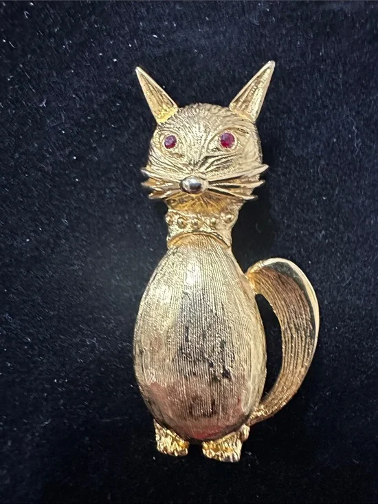 388- CAT Gold - Signed Daria Vintage Cat Brooch