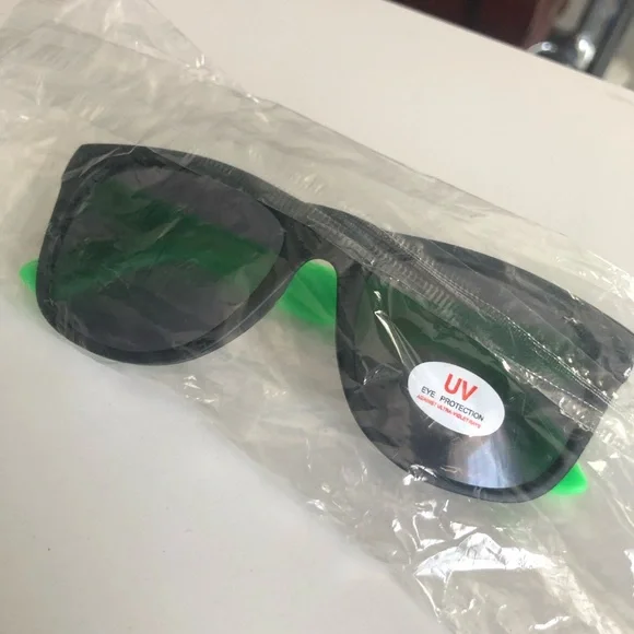 ☀️🏝️UV Eye Protection Sunglasses Green and Black🏝️☀️