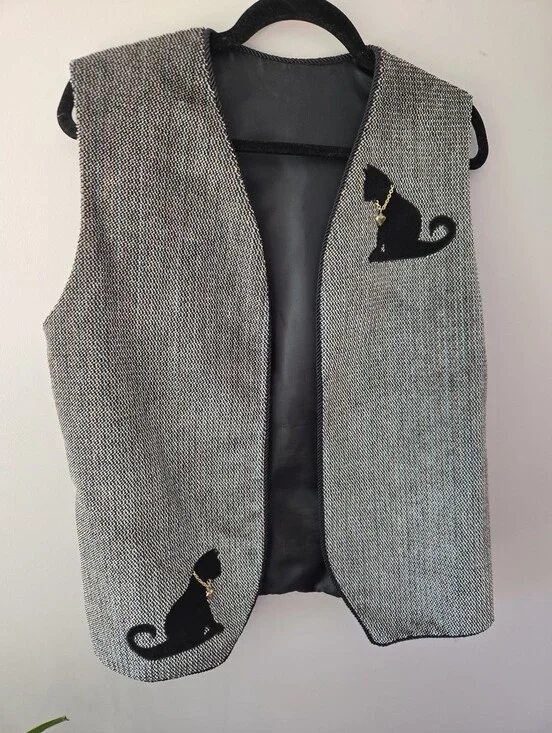 Vintage Black Cat Tweed Vest with Heart Charm Detailing​👵🏼🧶🐈‍⬛☕️