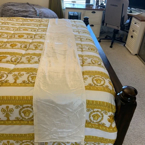 Z Galleris throw