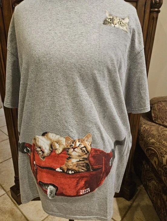 Gray Cat Print Pet-Themed T-Shirt - Cute Kittens Design