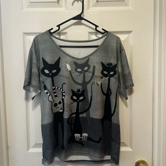 Chic Black Cat Graphic Tee for Cats