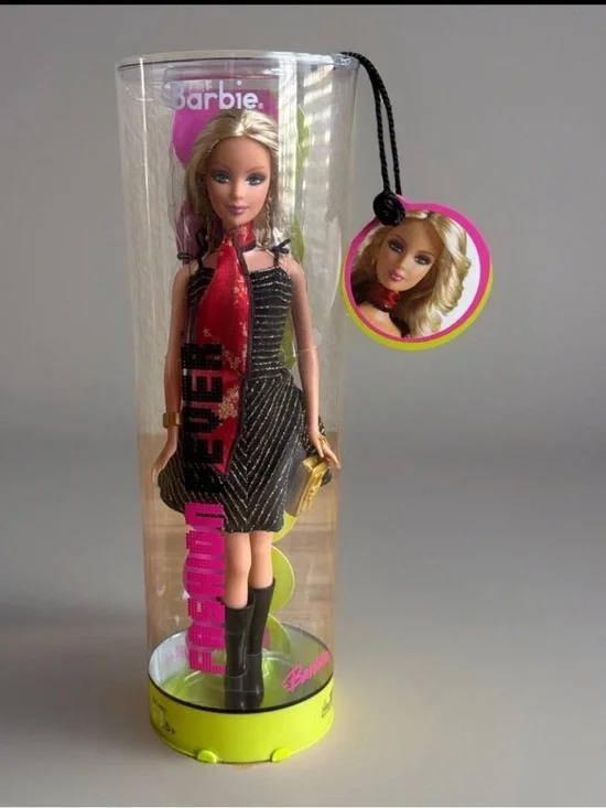 Fashion Fever Barbie Mattel 2004 H0866 Black Gold Dress Red Scarf Knee High Boot