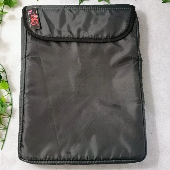 VGUC: Solo Laptop, Black Check Fast Padded Laptop Sleeve Case