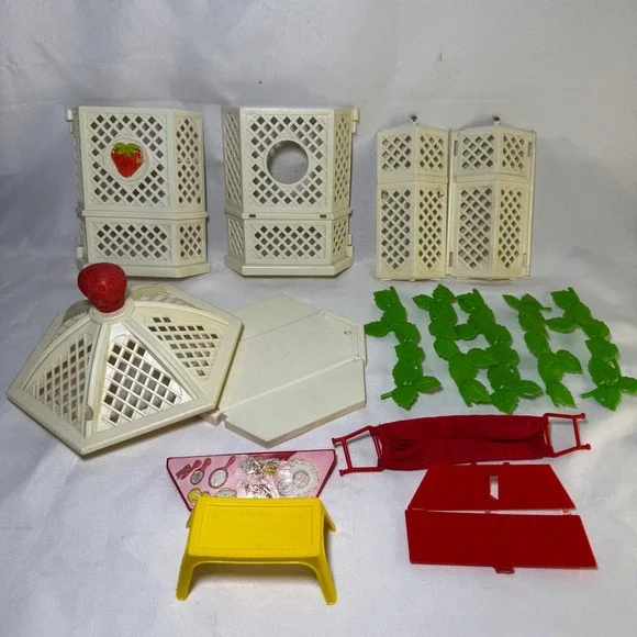 Vintage Kenner Strawberry Shortcake Garden Gazebo Berry Merry Worm‎ Parts Lot