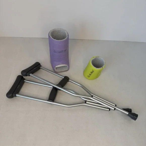 AMERICAN GIRL Feel Better‎ Kit (Crutches, Leg Cast & Arm Cast)