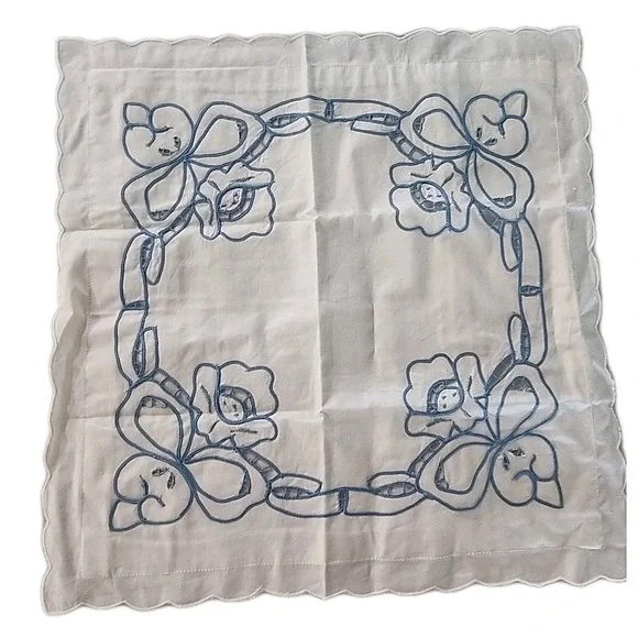 18-in White Cotton Pillow Square Scalloped Edge Blue Cutwork Embroidery Zipper