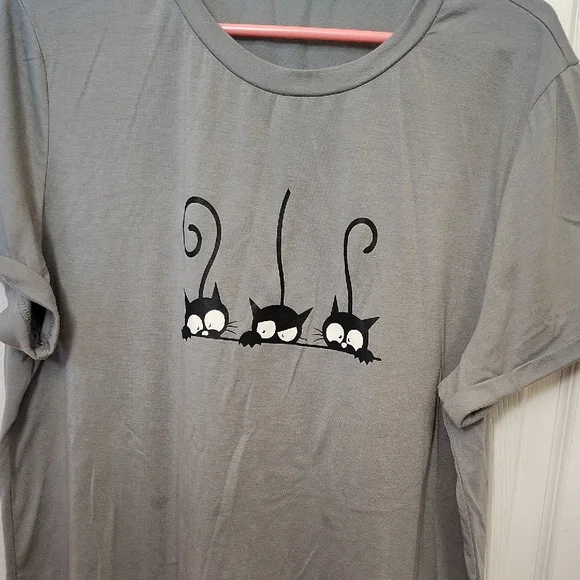 Gray Cat Graphic T-Shirt