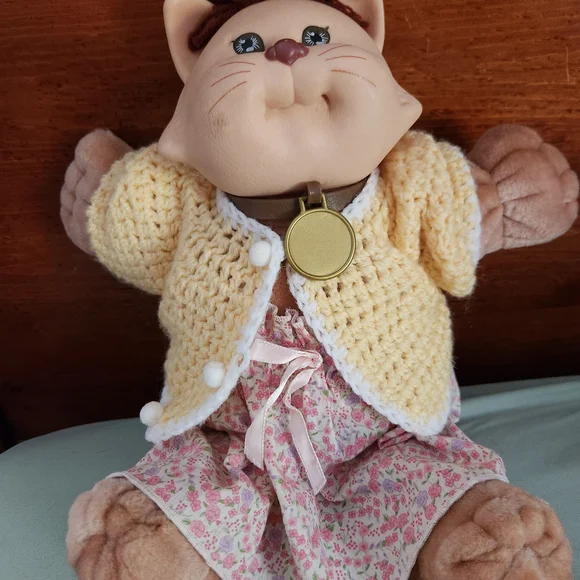 VINTAGE Cabbage Patch Cat Plush with Yellow Knit Sweater From 1983!