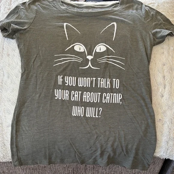 Gray Cat Graphic T-Shirt