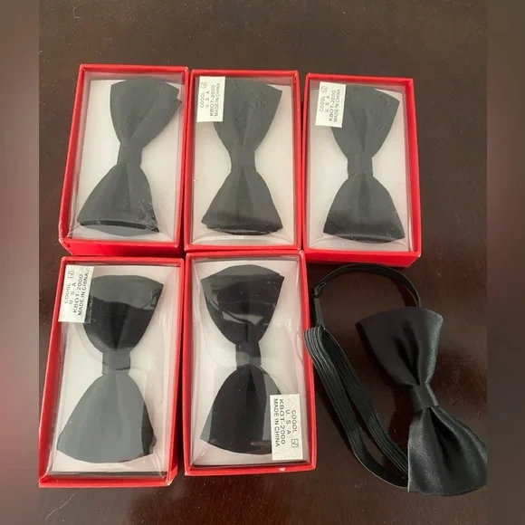 6 Kid’s bow ties black adjustable, 5 new in boxes, 1 bow tie new, unboxed.