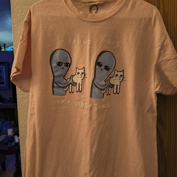 Vibrant Alien Cat Graphic Tee - Soft Pink