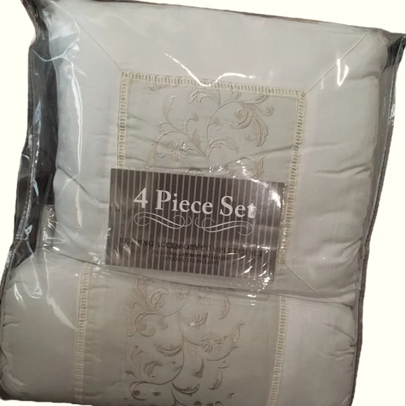 Bedding Accessory 4 Piece Pillow Set NEW