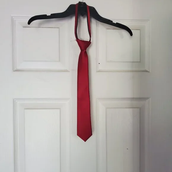 Kids adjustable zip neck tie. Red.