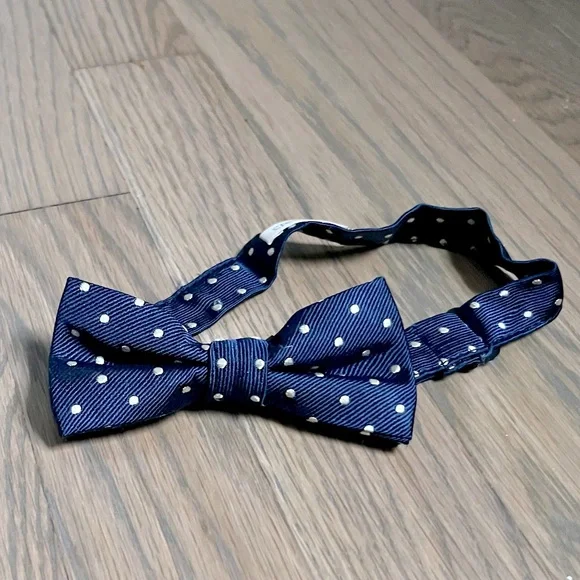 J.Crew Bovs' patterned silk bow tie. ONE SIZE. NAVY IVORY DOT.