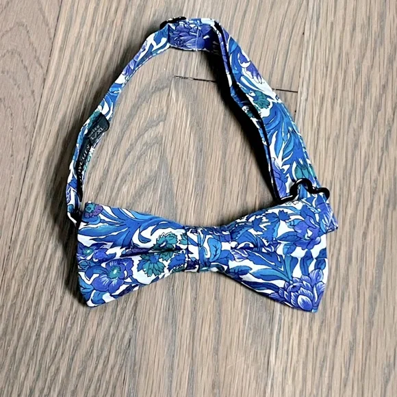 J.Crew Boys’ bow tie in Liberty® floral Color:CHAMPAGNE MULTI Size: LARGE-XLARGE
