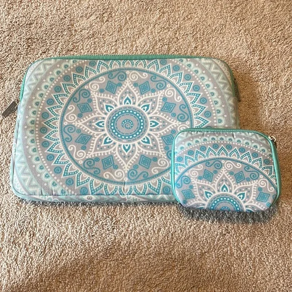 Laptop sleeve and cord organizer