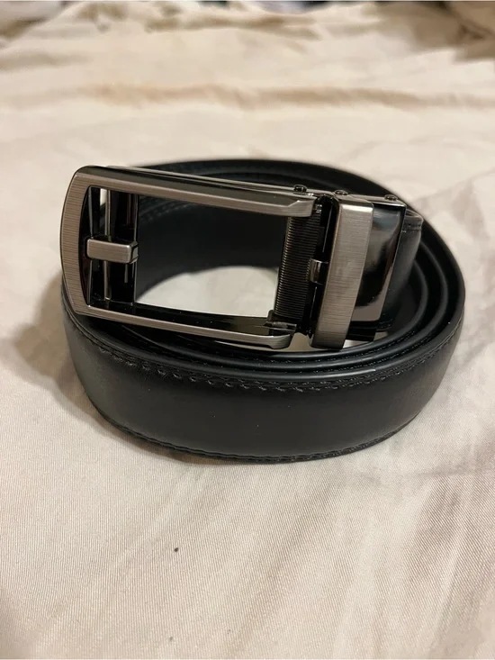 Classic Black Leather Reversible Belt w Brushed Silver Buckle Great condition.