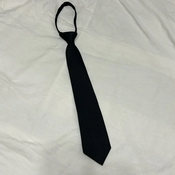 Neck Tie in black, zipper adjustable. Formal wear Preowned great condition.