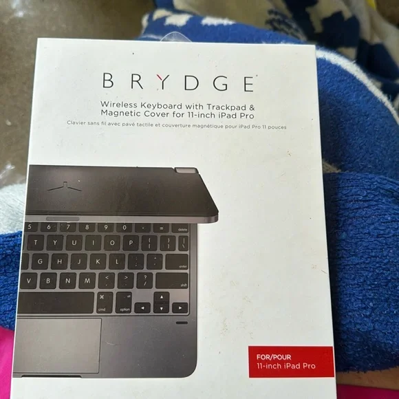 Wireless keyboard with trackpad a& magnetic cover 11 inch I pad pro