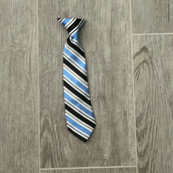 Toddler neck tie clip on