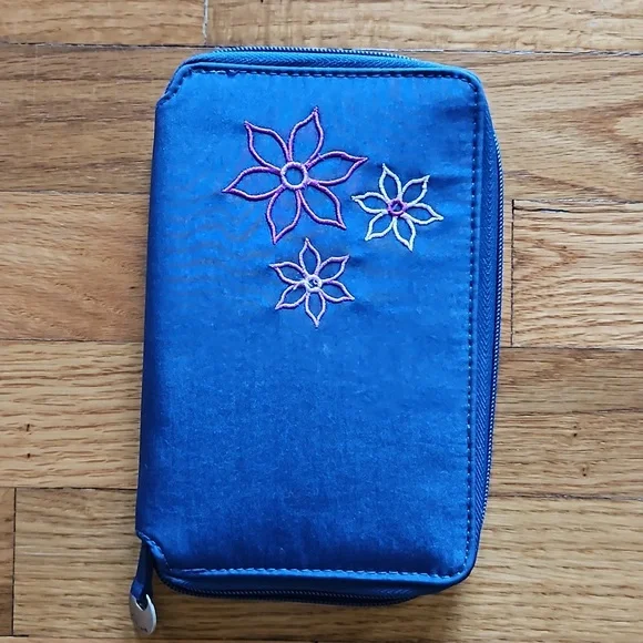 NWOT Travelon RFID Passport/ID Holder