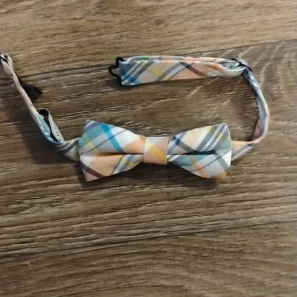 5/$20 Boys Crown and Ivy adjustable bow tie