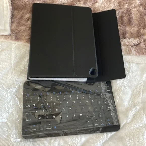 NWT Apple IPad cover case and keyboard