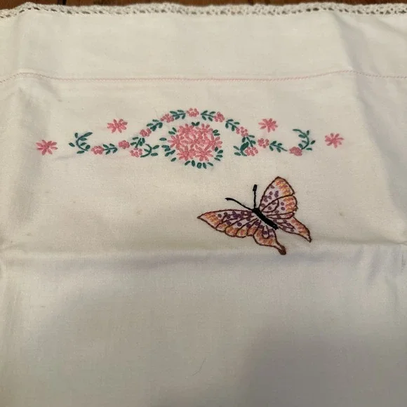 Vintage Pillowcases Set of 2 Standard White Crewel Embroidered‎ Butterfly Floral