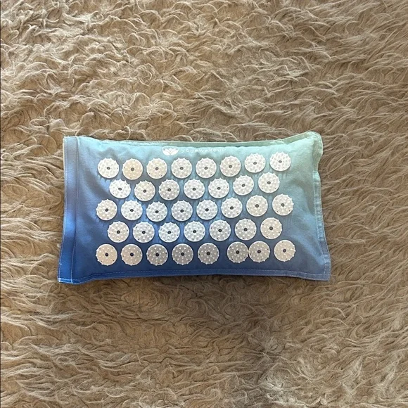 NWOT Yoga Wake-up‎ Blue and White Acupuncture Pillow